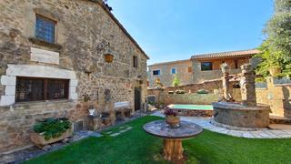 Masia a Sant Gregori. Casa histórica en el casco antiguo de llorà