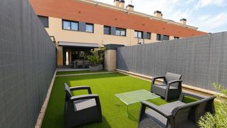 Reihenhaus in Quart. Casa adosada seminueva con acabados premium, jardín y terraza en