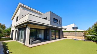 Casa a Vilobí d´Onyar. Exclusiva vivienda unifamiliar en vilobí donyar