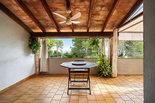 Apartament a Port dAlcdia-Platja dlcdia. Planta baja de 90 m2 en aucanada con terraza y garaje