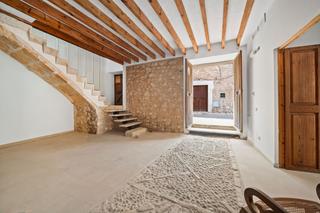 Casa adossada a Selva. Casa reformada en biniamar con licencia de turismo interior