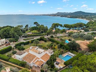 Casa adossada a Costa dels Pins. Villa de 468 m2 en costa de los pinos a 50 m del mar