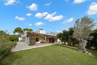 House in Costa dels Pins. Villa de 468 m2 en costa de los pinos a 50 m del mar