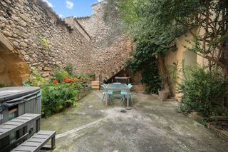 Casa adossada a Pollen�a Poble. Casa en pollensa de 404 m2 con patio, garaje y licencia etv