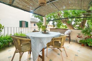 Maison jumelée à Pollença Poble. Casa esquinera en pollença con garaje y terrazas