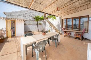 Casa adossada a Campanet. Casa de 295 m2 en campanet con terraza y garajes