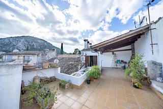 Casa adossada a Pollena Poble. Casa de 450 m2 en pollensa con local y garaje