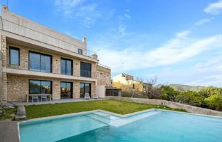 Casa adossada a Campanet. Nueva casa de 350 m2 en campanet con garaje y piscina