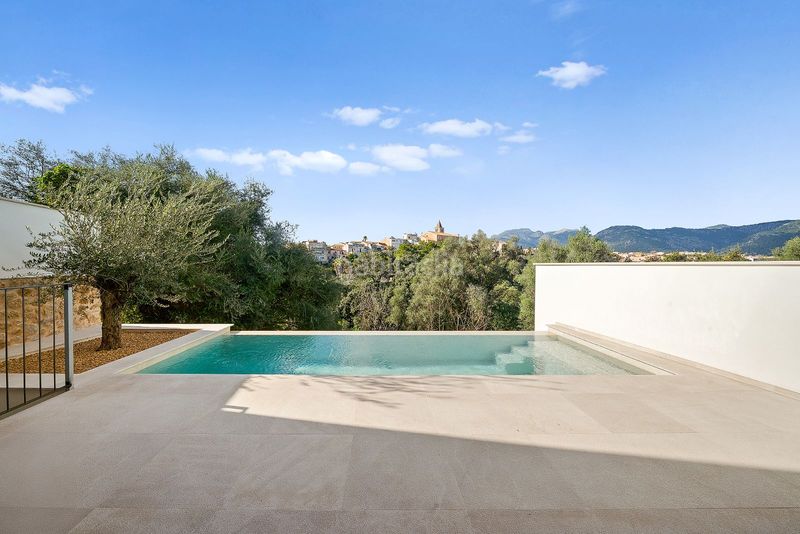 Foto a745c69f-d1d4-43af-b3ff-a67658d839ba. Casa adossada amb calefacció aparcament piscina a Campanet