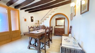 Casa adossada a Pollen�a Poble. Encantadora casa para reformar en el centro de pollensa