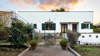 Semi detached house in La Bonanova. Casa con jardín, dividido en 3 apartamentos, en la bonanova, pal