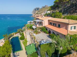 Casa en Cala Sant Vicen. Villa de 571 m2 en 1 lnea de mar en cala sant vicen