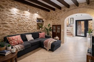 Casa adossada a Ciutat d�Alc�dia. Casa reformada de 167 m2 con terraza en alcudia