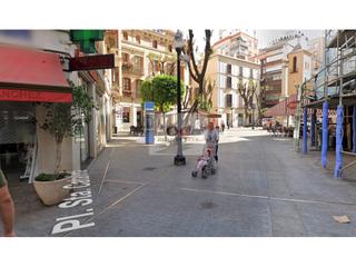 Location Local commercial à San Pedro. Local comercial con salida de humos en plaza de las flores de 20