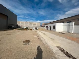 Industrial building in Manlleu. Nau industrial de 240 m2, en solar 986 m2 amb dues oficines a ma