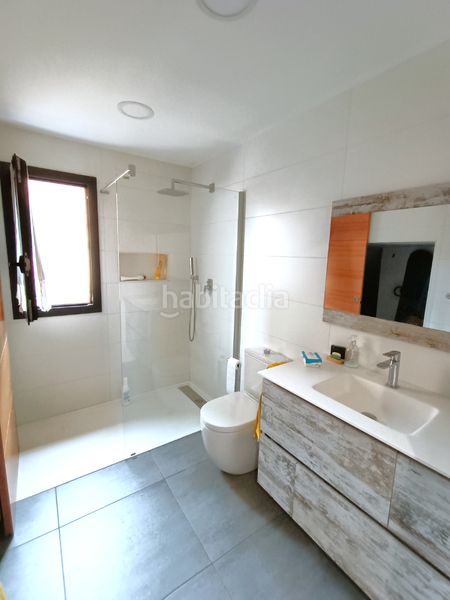 Foto c7448f03-765d-4d06-8875-a6caeb8da093. Planta baixa amb xemeneia calefacció a Torelló