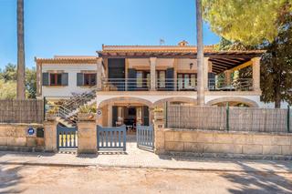 Chalet in Plaça bell lloc 8. Preciosa villa de dos plantas en zona residencial y muy tranquil