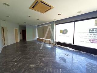 Lloguer Local Comercial  Avenida san antonio hiribidea. Fantástico local con gran escaparate haciendo esquina en una de