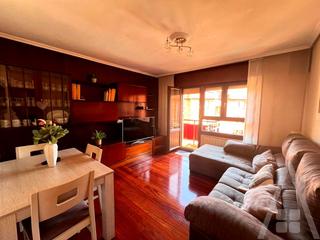 Pis  Santa marina. Ático de tres habitaciones en el corazón de san antonio