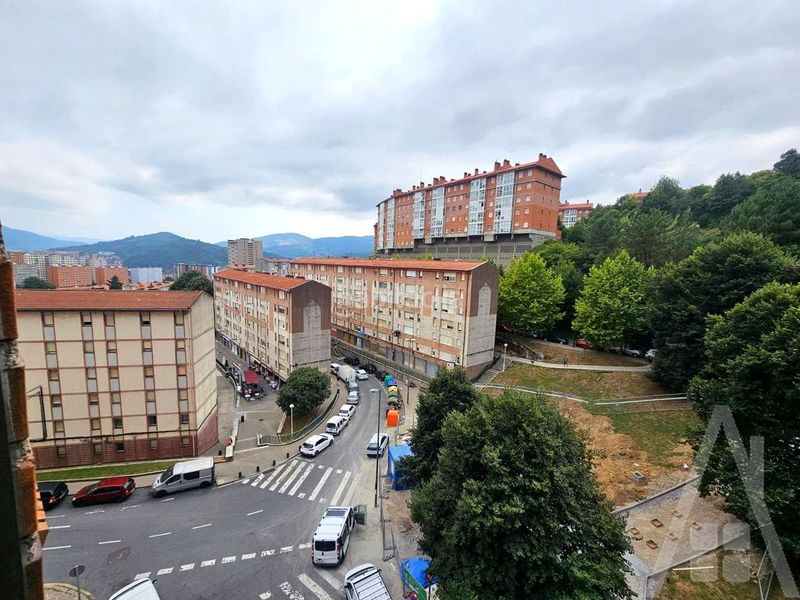 Foto e021bb56-3e64-4247-8120-61d9b5d86b88. Flat with heating parking in Otxarkoaga Bilbao