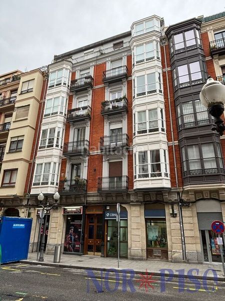 Foto b5d5cf96-afdd-4e7f-880d-1f8348f72023. Piso  para reformar en el centro . en Alhóndiga Bilbao