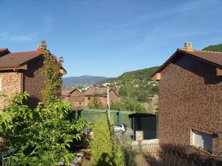 Maison jumelée à Collado Mediano. Amplia y elegante vivienda con jardín en entorno natural