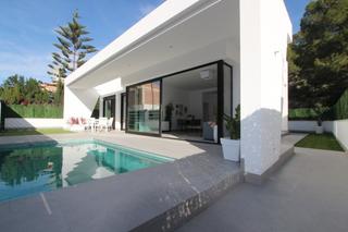 Chalet à El Pinar de Campoverde. Chalets con piscina privada en residencial de pinar de campoverd