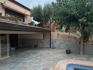 Chalet à Garres y Lages. Chalet con jardín y piscina