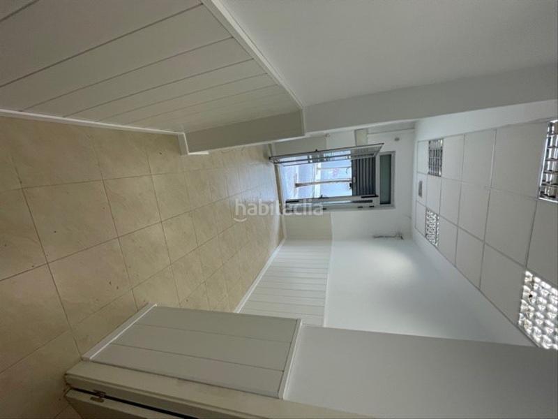 Foto 6c7af770-58a8-44f6-87e5-174dc3721fa0. Alquiler local comercial cuesta de la atalaya: local con baño. en Santander