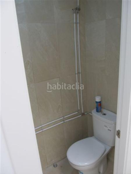 Foto fb10e256-4fa5-4de6-892a-d08940fa4d8d. Alquiler local comercial cuesta de la atalaya: local con baño. en Santander