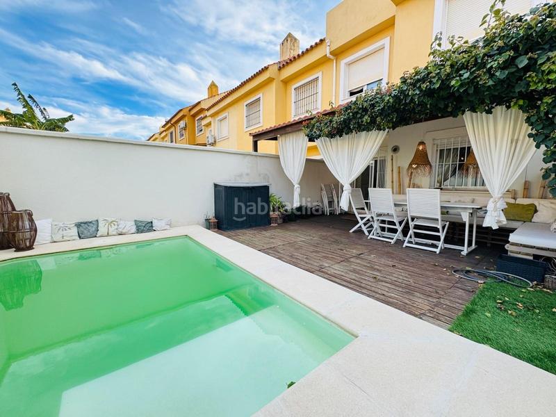Foto c020563d-763a-4fc1-8bef-e6cc06319418. Reihenhaus mit pool in San García Algeciras