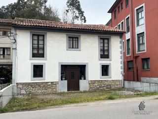 Casa  Avenida la vega de santiago. Casa en centro de posada de llanes
