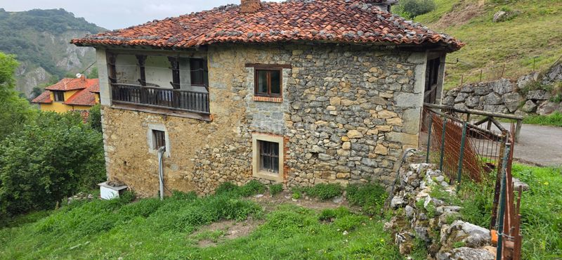 Foto d409d912-95e3-4f42-9f42-f56d854398de. Casa amb aparcament a Cangas de Onís