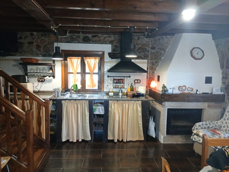 Foto a461b440-3531-47fd-bdc5-cf8a49f02e68. Casa amb xemeneia calefacció aparcament a Cangas de Onís