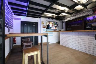 Local Comercial  Armerias de las plaza. Amara. plaza armerias. se vende barpub, horario grupo 3. no coci