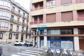 Location Bureau  Lersundi jenerala kalea. Oficina en entreplanta esquina con aseo propio.