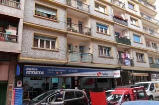 Local Comercial  Donostia kalea. Local comercial con vado y dos portones de acceso.