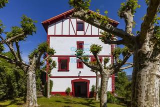 Casa aparellada a Oiartzun. Casa bifamiliar a reformar en el mismo centro de oiartzun con pr