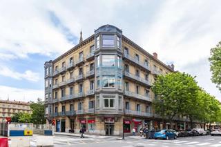 Pis  San martin kalea. Junto a la catedral del buen pastor, vivienda exterior en esquin
