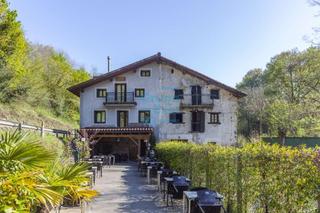 Masia  Astigarrako bidea. Barrestaurante aristi ubicado en caserío bifamiliar con dos vivi