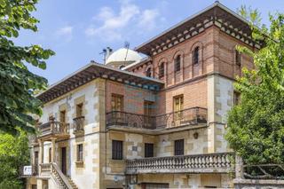 Pis  Iparralde hiribidea. Amplia vivienda a reformar en el centro con terreno propio y gar