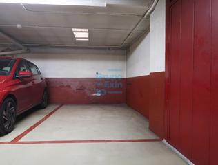 Parking voiture à Amara. Garaje comunitario con acceso a traves de dos portones.