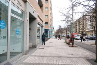 Location Local commercial  Mandasko dukearen pasealekua. Local comercial a dos fachadas acondicionado como peluqueria.
