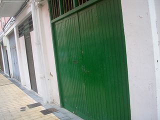 Lloguer Local Comercial  Calle salinas. Se alquila local