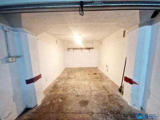 Aparcament cotxe  Nafarroa etorbidea. Garaje cerrado en el centro de errenteria