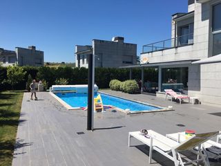 Casa a Boo. Chalet individual con 1000 metros de jardin y piscina