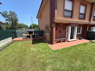 Casa aparellada  Barrio el soito. Chalet pareado en oruña