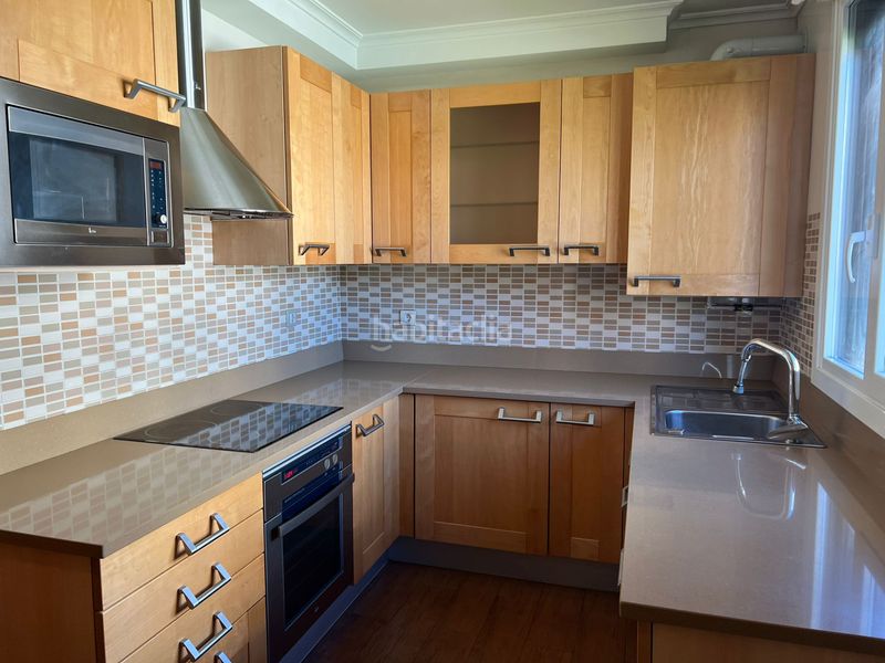 Foto 2fd2a00a-d425-4023-bf30-ba309aa7152d. Pis amb calefacció aparcament a Valdenoja Santander