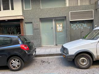 Local commercial à Calle mies del valle 3. Local completamente reformado como clínica