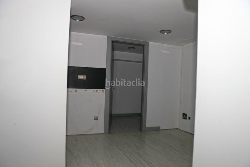 Foto b2dcf426-1cbb-4a80-8c5a-4263e912cd77. Local comercial a calle mies del valle 3 a Cuatro Caminos Santander